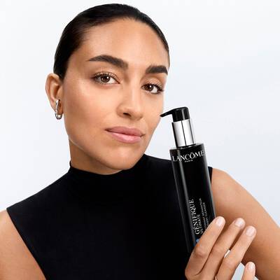 Model holding Genifique Ultimate Cleanser