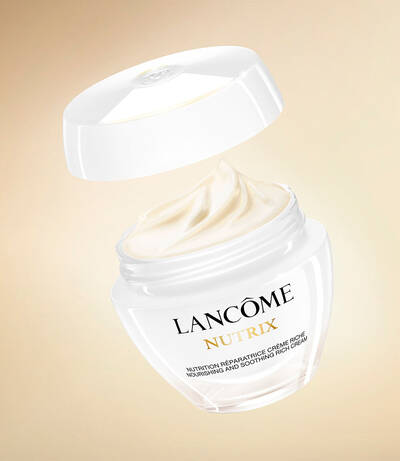Packshot of Nutrix Cream in coloured environment