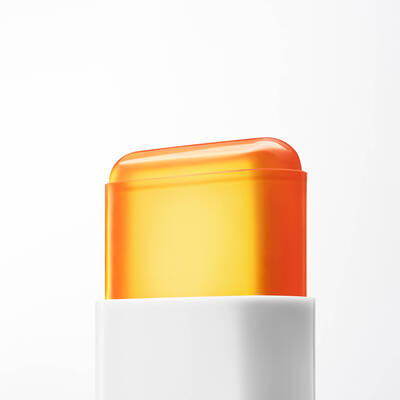 Lifestyle packshot of UV EXPERT SUPRA SCREEN INVISIBLE SUN STICK SPF 50