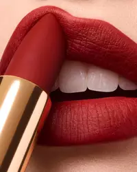 Intimatte on lips