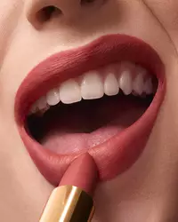 Dramatic matte lips
