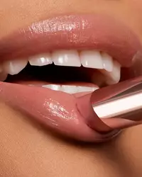 Butterglow on lips