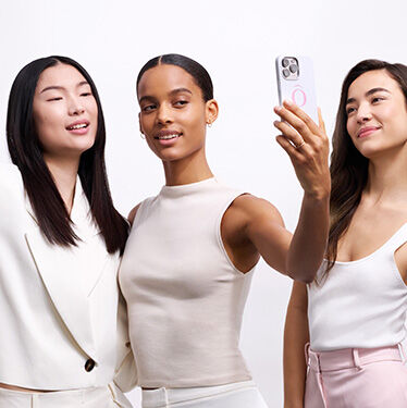 Girls playing with Virtual try on service